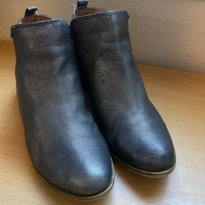 Lucky Brand Basel booties in pewter/silver